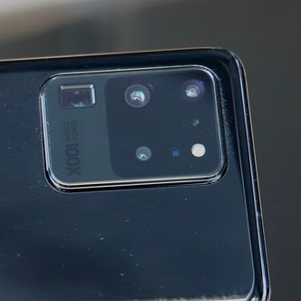 Multikamera: Samsung har samlet mange imponerende kameraer i det store rektanglet på baksiden av S20 Ultra. Foto: Kurt Lekanger