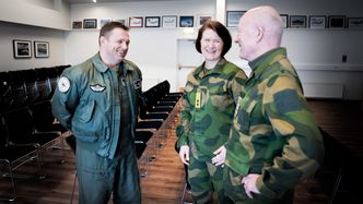 Oberstløytnant Ståle Nymoen, sjef for 332 skvadron, generalmajor Tonje Skinnarland, luftforsvarssjef og admiral Haakon Bruun-Hanssen, forsvarssjef, på Keflavik. Foto: Eirik Helland Urke