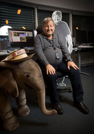 Berømt: Ved siden av kontorpulten i åpent landskap hos Lundin står en elefant med en hatt som det står «Avaldsnes» på – det var en gave fra Ian Lundin etter at Rønnevik og hans kolleger fant «elefanten» Johan Sverdrup. Foto:  Sverre Chr. Jarild