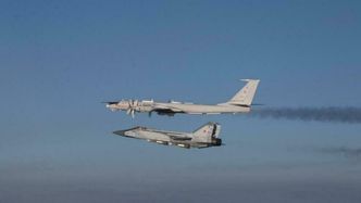 Et russisk MiG-31 Foxhound og et Tu-142 Bear J utenfor norsk luftrom på morgenen 7. mars. Foto: Forsvaret