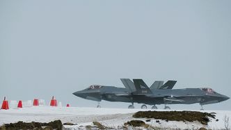 To F-35A på beredskap på Island. Disse var ikke med på Nato-operasjonen lørdag, i stedet var det tilsvarende fly fra Ørland som var oppe og identifiserte de russiske flyene. Foto: Eirik Helland Urke