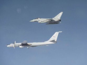 Britisk Eurofighter og russisk Tu-142. Foto: RAF