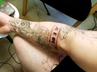 Øksnes for livet: I Øksnes entreprenør blør de ikke bare for drakta. Noen tar det enda lengre, og setter firmaets initialer "ØE" rett på huden. Foto:  Erik Jenssen