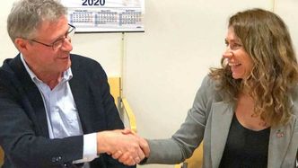 Roger Skoglie, direktør Bybanen Utbygging og direktør Kari Sveva Dowsett i Multiconsult ved signeringen av kontrakten nylig. Foto:  Multiconsult