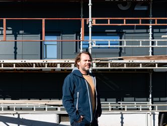 Helge Aschjem foran et hus i Skien under oppgradering. Foto: TUM Studio