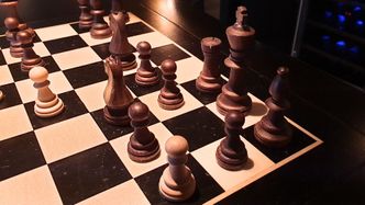 Maskinlæringen har ført til mer aggressive og spennende spill. Det har blitt mer vanlig at hvit sender en kantbonde helt opp i motspillers forsvar rundt kongen. Stillingen er fra et parti Magnus Carlsen spilte etter at analysene av Alphazeros partier var publisert. Foto: Ole Petter Pedersen