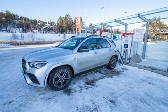 Du gjør deg kanskje ikke direkte populær om du ruller inn på ladestasjonen med en bil som dette på de største utfartsdagene. Foto:  Marius Valle