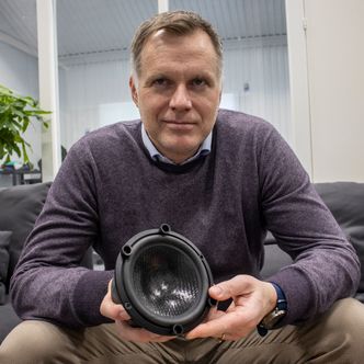 Norsk lydkilde: Lydkilden inne i hornhøyttalere er produsert i Moss, som denne med membran i vevet polypropylen, som adm.dir. i SEAS, Olav Mellum Arntzen viser fram Foto: Odd Richard Valmot