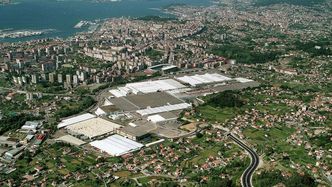 PSAs fabrikk i Vigo i Galicia nordvest i Spania stenges ned denne uken. Her produseres blant annet varebiler for Peugeot, CItroën og Toyota. Foto: PSA