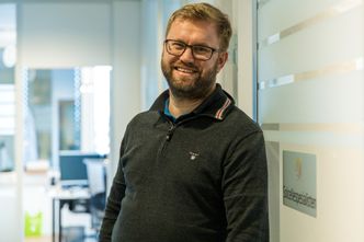 Carl Christian Strømberg forteller at det er et enormt potensiale for solkraftproduksjon på flate næringstak. Foto: Delta V