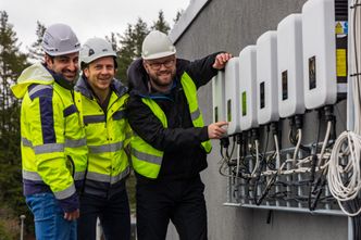 Flate næringstak er enkle å ta i bruk til solkraftproduksjon. Vekselretterne plasseres oftest utendørs. Foto: Delta V
