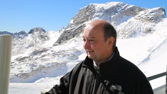 Vincent-Henri Peuch, direktør i Copernicus Atmosphere Monitoring Service, på deres målestasjon på toppen av Zugspitze i Tyskland. Foto: Ellen Synnøve Viseth