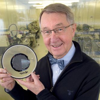 Stort i smått: Henrik Jakobsen med en silisiumskive med sensorer laget i laboratoriet. Foto:  Håvars Solerød