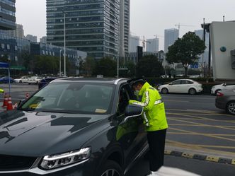 Alle som kommer kjørende til jobb må gjennom temperatursjekk. Bilene desinfiseres i løpet av dagen. Foto: Geely