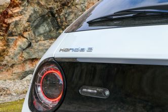 Honda E er en sporty bil, om enn ikke brutalt rask. Foto: Marius Valle