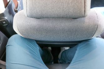 Ikke akkurat romslig i baksetet nå setet er stilt inn til en person på 180 cm. Foto: Marius Valle