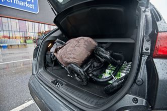 Vi måtte sette handleposene i forsetet for å få plass til barnevogna i bagasjerommet. Foto: Mathias Klingenberg