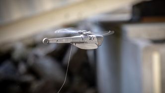 Black Hornet 3 på nært hold. På litt avstand er det nær umulig å se eller høre den vesle dronen.