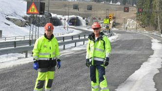 Vegvesenets elektroansvarlige, Roy Alstad t.v. og Hans Olav Dalener i rute med elektroinstallasjonene på E134. Foto: Kjell Wold/Statens vegvesen