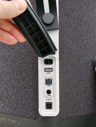 Under et gummideksel finner du tilkobling for eksterne lydkilder (både optisk og analog), samt en USB-kontakt som lar deg lade mobiltelefonen. Foto: Kurt Lekanger