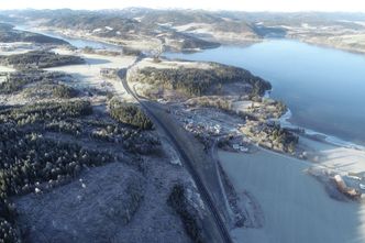 Fylkesvei 17 sett vestover fra Østvik mot Beitstadsundbrua. Foto:  Statens vegvesen