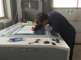 Ved å bruke laserkutter får de opp hastigheten på produksjonen. forklarer Hågen Toverud. Foto:  Eik idéverksted
