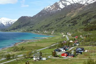 Bildet er tatt i Hårvika i retning Kongsvik. Høyspentlinja som kan skimtes over bebyggelsen, må flyttes for å gi plass til Hålogalandsvegen. Foto:  Ole-Andre Helgaas