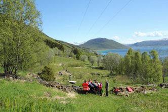Sæter med Hårvika forut. Her skal høyspentledninger flyttes. Bildet er tatt under en tidligere befaring. Foto:  Ole-Andre Helgaas
