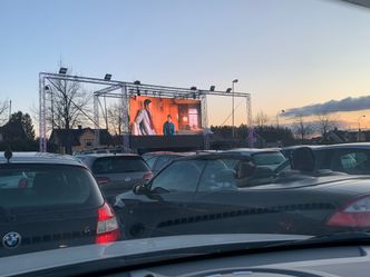 En lokal eiendomsutvikler i Tønsberg satte opp en drive in-kino da utbyggingen stoppet opp. Kreativ bruk av eksisterende teknologi. Foto: Svein-Erik Hole