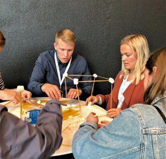 Fjorårets kick off for Sildikon Valley inneholdt lagkonkurranse hvor det gjaldt om å bygge høyest tårn raskest mulig, med kun marshmallows og spagetti som byggematerialer. Fra venstre: Jørgen Dybdahl, Gina Møller Sandtorv og Malene Medhaug. Foto: Jannicke Kvarven