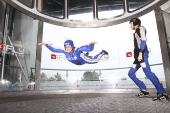 Hovland tester en vindtunnel på en av mange reiser, her i Singapore. Foto: Privat