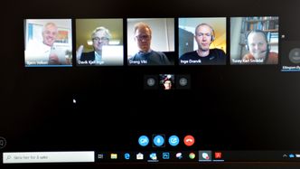 Bildet er fra Skype-møte med utbyggingsdirektør i Statens vegvesen Kjell Inge Davik og anleggsdirektør i Kruse Smith som signerer kontrakten. Byggeleder i Statens vegvesen Inge Drarvik, avdelingsleder tunnel i Kruse Smith Dreng Viki og prosjektleder for Sykkelstamvegen Kari Smådal Turøy deltok også på det elektroniske signeringsmøte. Foto: Statens vegvesen