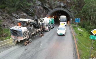 Under støpingen av en føringskant ved Matrebergtunnelen. Ledebilkjøring pågår. Foto:  Statens vegvesen