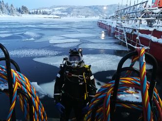 Kjølig jobb: En viktig brikke i arbeidet med å lage fundament til fylkesvei 17 Beitstadsundbrua var undervannsentrepenøren Techno Dive fra Avaldsnes i Rogaland. Foto:  Techno Dive