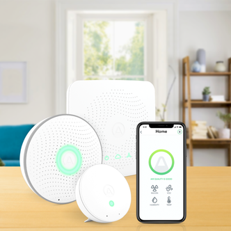 Airthings House Kit inneholder to sensorer og en hub, slik at du enkelt kan holde øye med inneluften via mobiltelefonen. Foto: Airthings