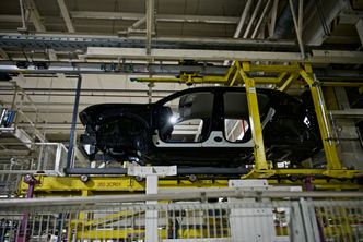 Karosseriene løftes rundt på Volvo-fabrikken. Foto:  Mathias Klingenberg