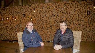 Her på låven på Vestre Kjærnes gård spilles «Hver gang vi møtes» inn hvert eneste år. Her er det Per A. Kjærnes (t.h.) og Bernt Otto Follestad i Viken Fiber som møtes. (Klikk for større bilde.).