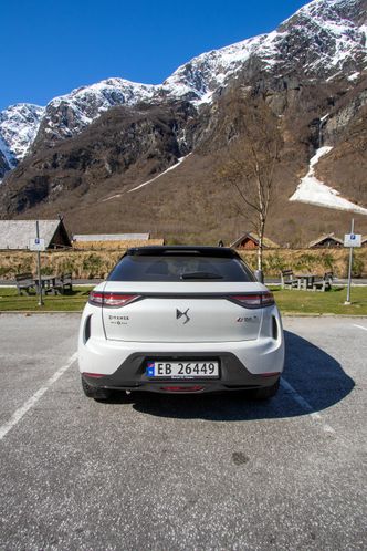 DS 3 Crossback E-Tense er en liten crossover. Foto: Marius Valle