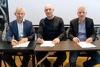 Stor avtale: Dekan Olav Bolland (fra venstre), leder av vegteknologiseksjonen i Statens vegvesen, Trond Michael Andersen og direktør Steinar Eggan ved NTNU TTO skal samarbeide om forskningsprosjektene. Foto: Ellinor Hansen, Statens vegvesen