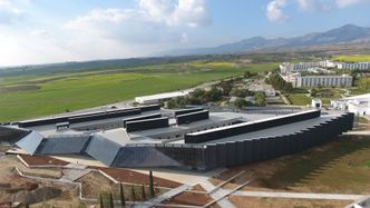 Oversiktsbilde. Solcelleskravegger og naturlig ventilasjon sorte kasser som stikker over taket. Foto:  Harald N. Røstvik