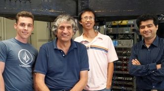 Charles Neill, John Martinis, Yu Chen og Pedram Roushan i Martinis lab. Foto: SONIA FERNANDEZ