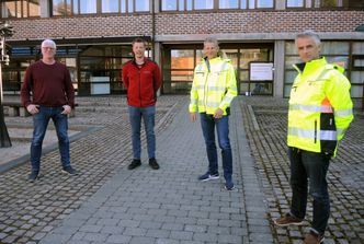 Johan Dag Drange og Simon Heddeland frå JDD Maskin, seksjonssjef drift Trond Heia og Ola Olsbu, direktør for samferdsel og eiendom i Agder fylkeskommune. Foto:  Agder fylkeskommune