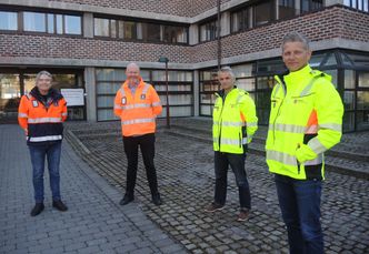 Olav Osa og Tore Christensen fra Mesta, direktør Ola Olsbu og seksjonssjef drift Trond Heia i Agder fylkeskommune etter undertegnelse av Arendalskontrakten til 432 millioner. Foto:  Agder fylkeskommune