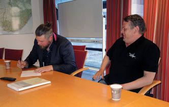 Områdeleder Krister Tofteberg i Presis Vegdrift AS undertegner kontrakten for drift av vegene i indre deler av tidligere Aust-Agder. Avdelingssjef Jan Stomnås skal ha det daglige ansvaret for kontrakten. Foto:  Agder fylkeskommune