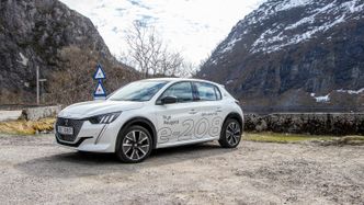 Peugeot e-208 er en liten og artig elbil. Foto: Marius Valle