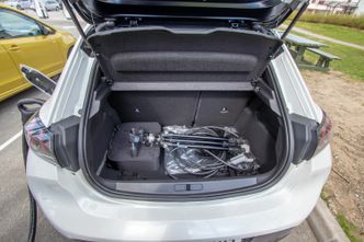 Peugeot e-208 har ikke et veldig stort bagasjerom. Foto: Marius Valle