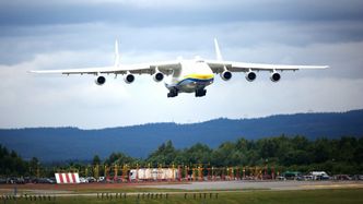 Det var en god samling spottere sør for OSL da An-225-flyet gikk inn for landing på rullebane 01L den 19. juni2014. Foto undefined: Eirik Helland Urke