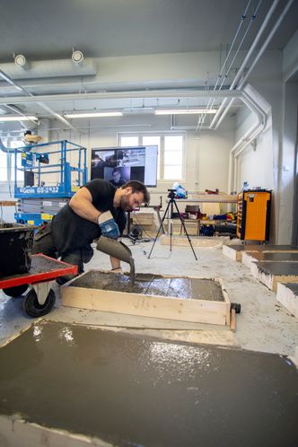 Rolleskifte: Normalt er lab-leder Tor Kristoffer Klethagen bare med på den første støpen til avgangselevenes bacheloroppgaver for å kontrollere at de gjør det riktig, men nå tar han hele jobben etter studentenes instrukser. Uten denne muligheten hadde de vanskelig fått fullført oppgaven sin. Foto:  Mona Strande
