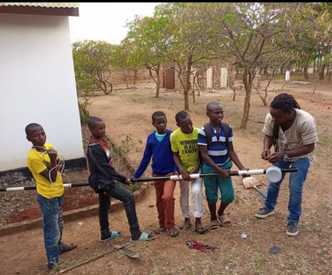 Forutsetning for bærekraft: Josef Nolls samarbeidspartner, Rashid Ally, installerer internett på en skole i Tanzania. Foto: UiO