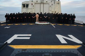 Minnestund på dekket på HMCS Fredericton 1. mai. Foto: Det kanadiske forsvaret